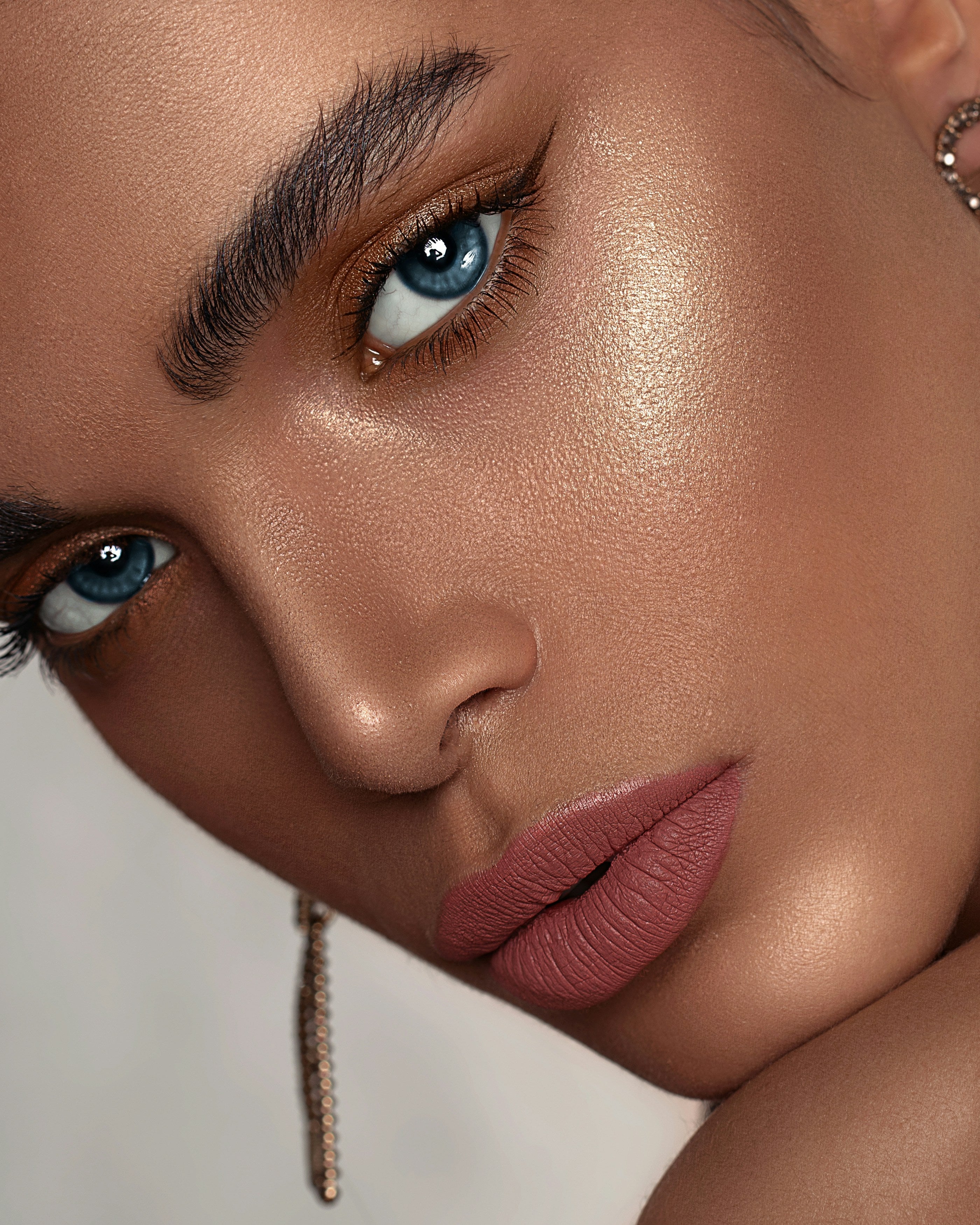 Makeup in the Digital Age: How Technology is Transforming Beauty Trends